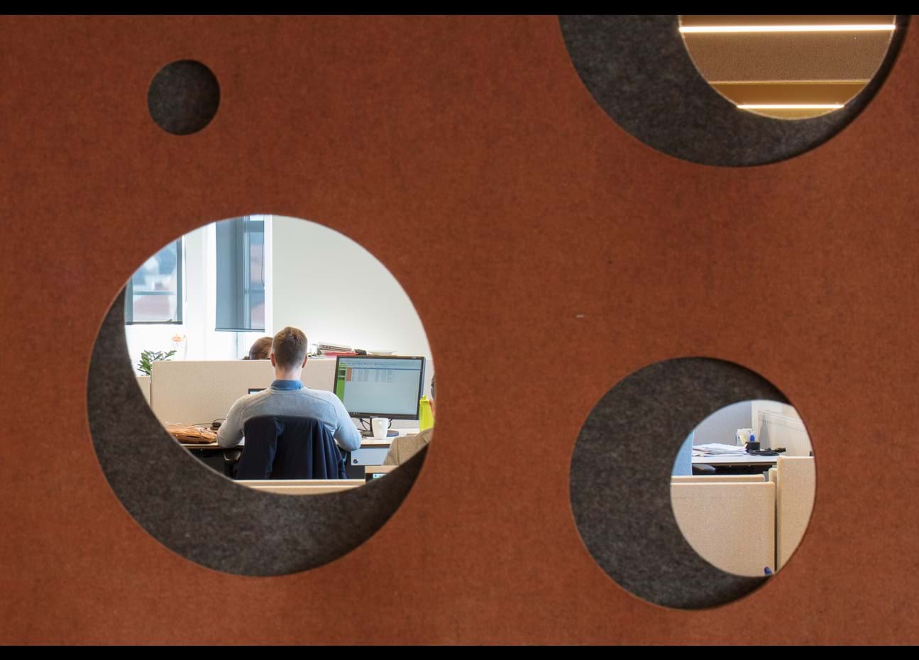 CoverDouble i brun orange på kontor detalje