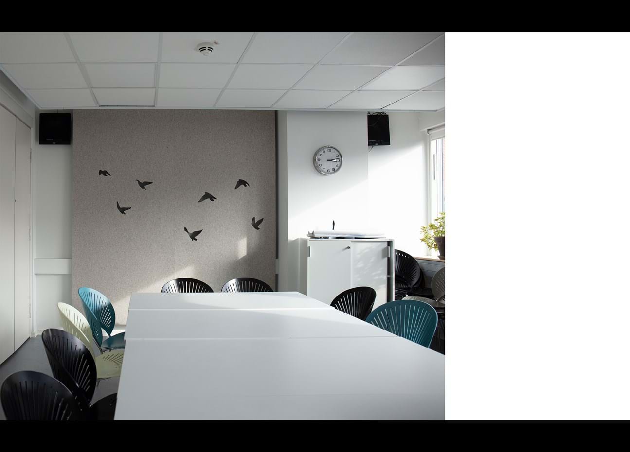 Filt gardin med fugle udskæringer på kontor (1)