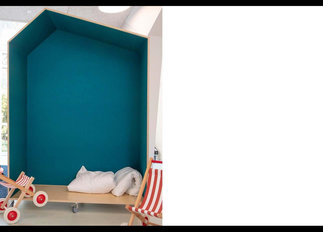 blå filt opklæbet i træbokse i børnehave