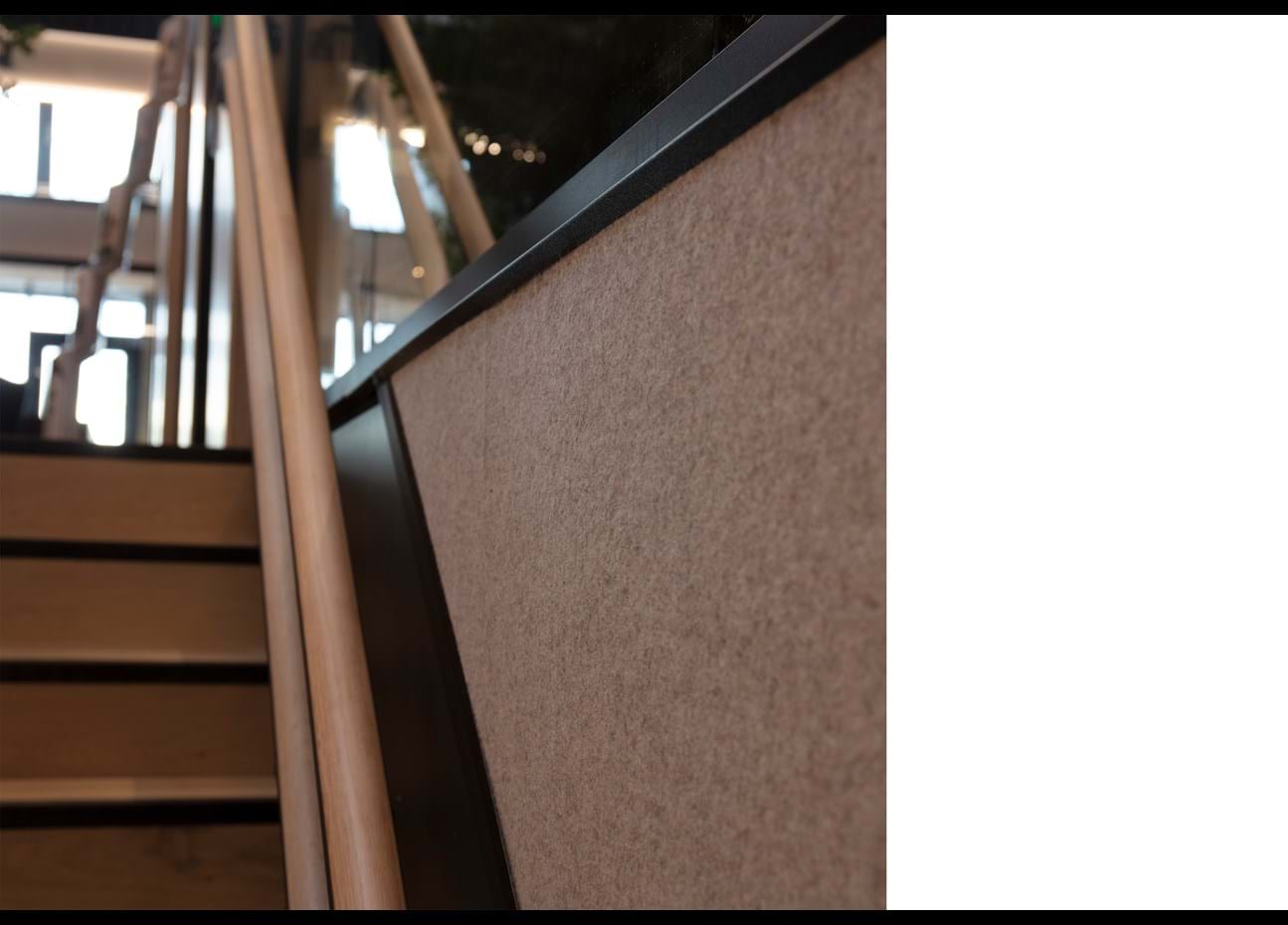 Fraster filt opklæbet på væg i trappegang