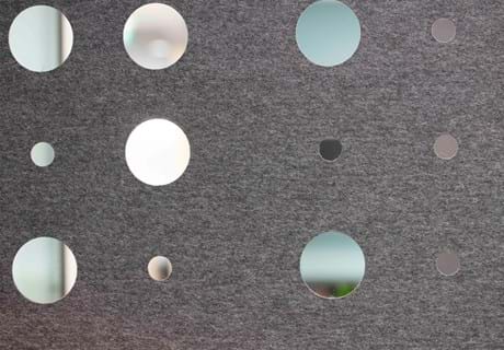 CoverSingle, rumdeler i filt udsnit grå filt