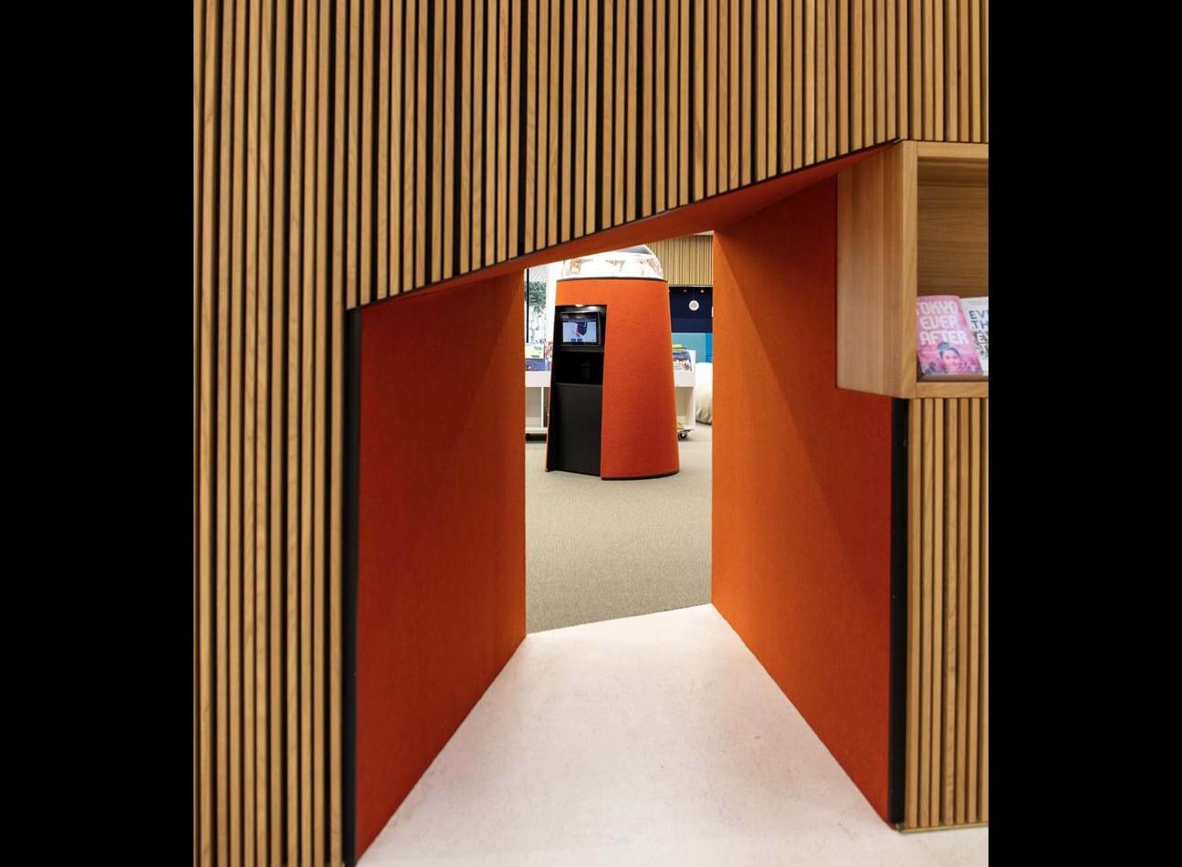 orange filt på væggen på bibliotek