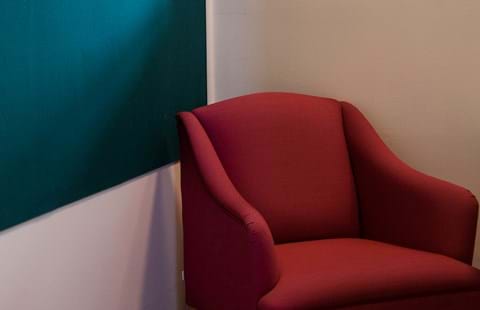 Filt på væggen i studieboks (3)