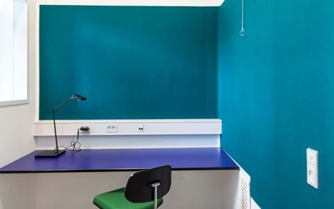 Filt på væggen i studieboks (4)