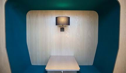 Filt på væggen i studieboks (1)