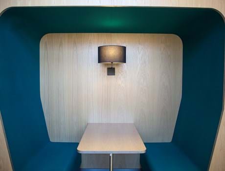 Filt på væggen i studieboks (1)