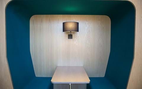 Filt på væggen i studieboks (1)