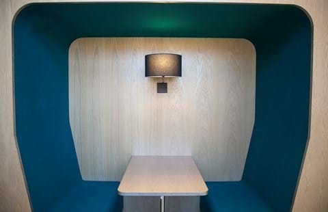 Filt på væggen i studieboks (1)