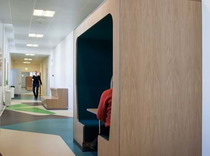 Filt på væggen i studieboks (2)