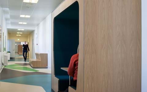 Filt på væggen i studieboks (2)