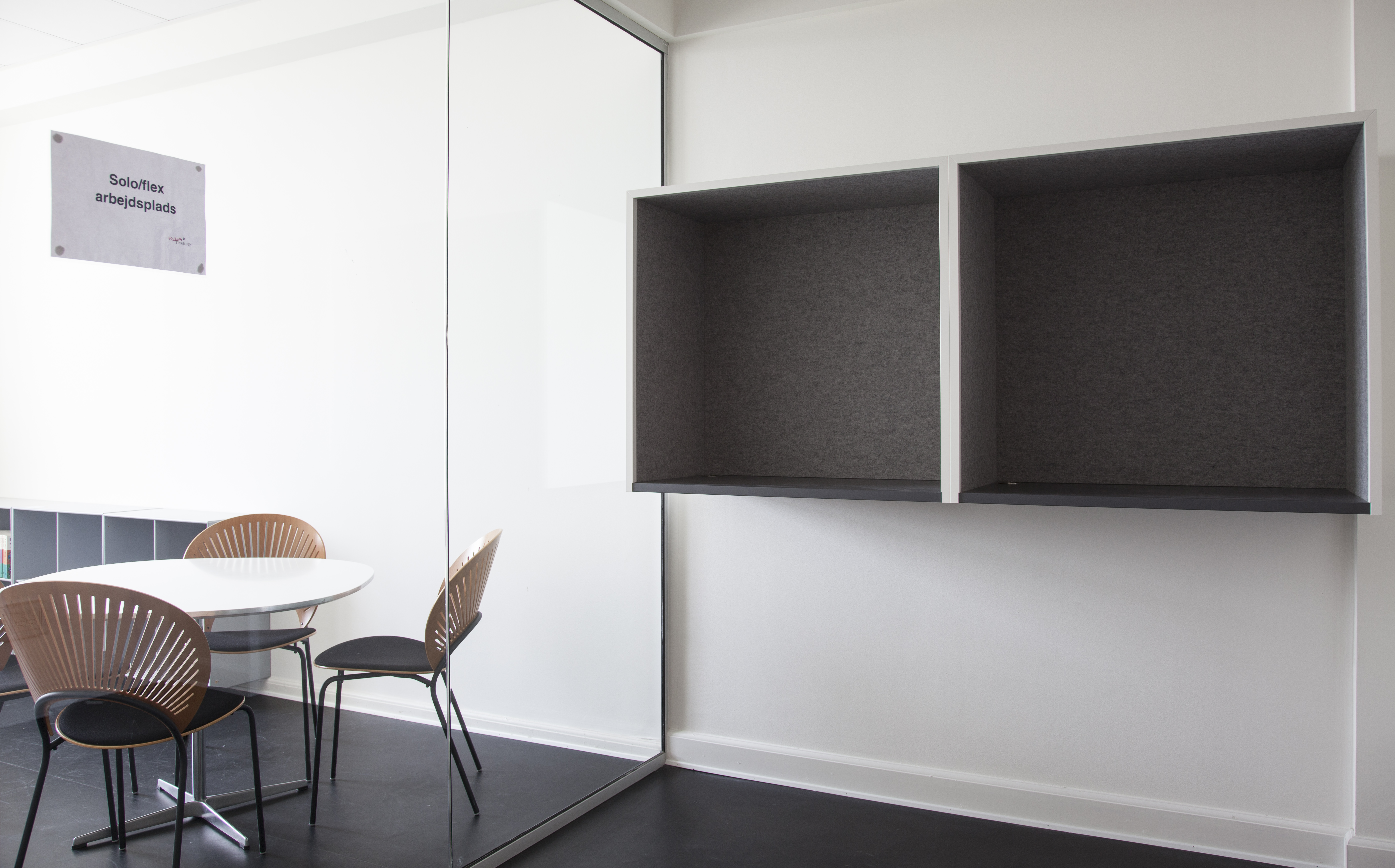 Kulturstyrelsen, opklæbning af filt på væg (1)