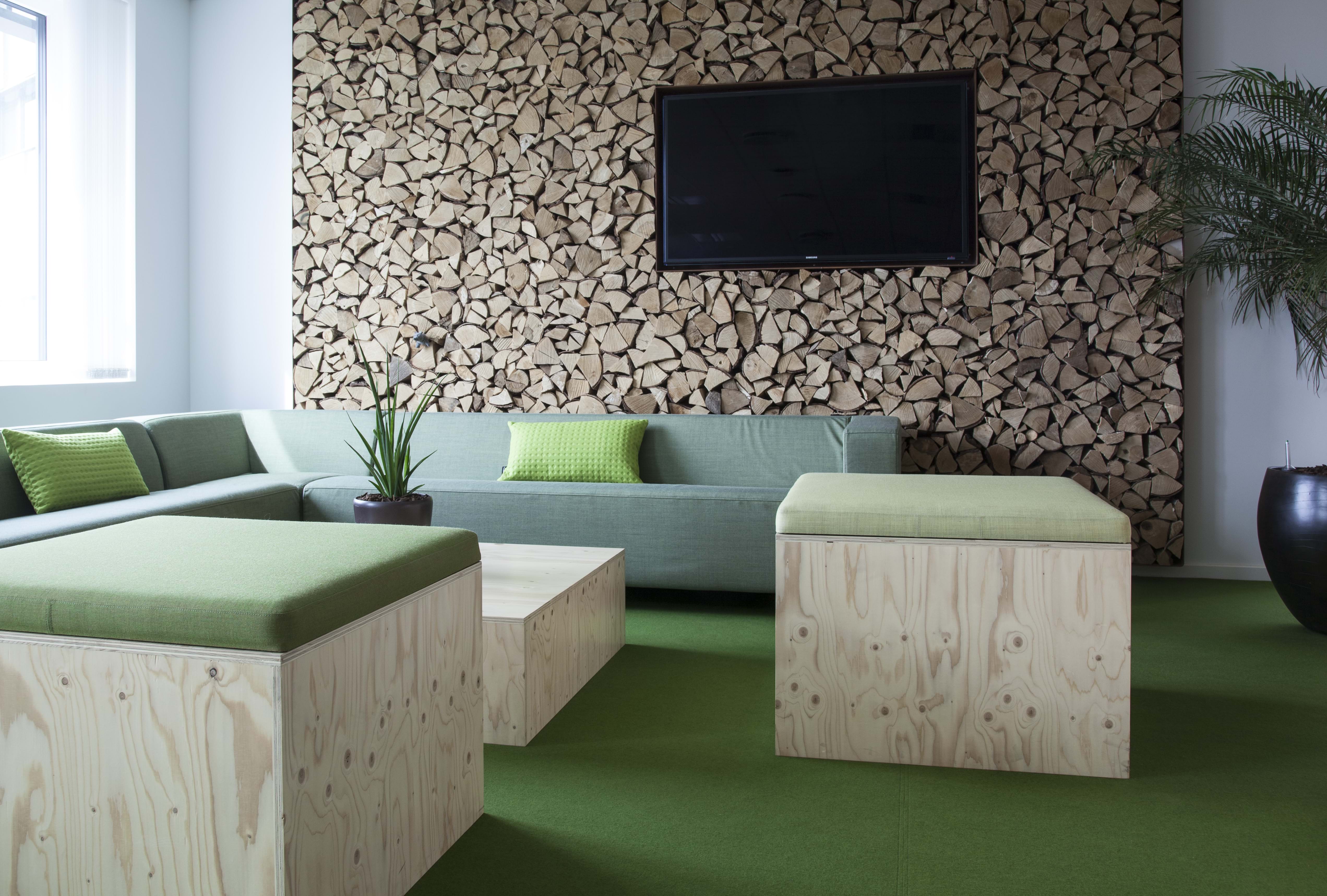 Unique decor with natural look at ncc and nice green felt rug. Haveindretning inspiration