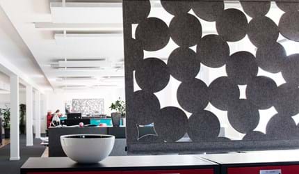 CoverSingle rumafskærmning i filt ophængt med wire