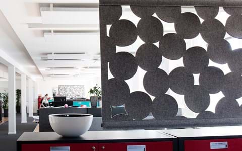 CoverSingle rumafskærmning i filt ophængt med wire