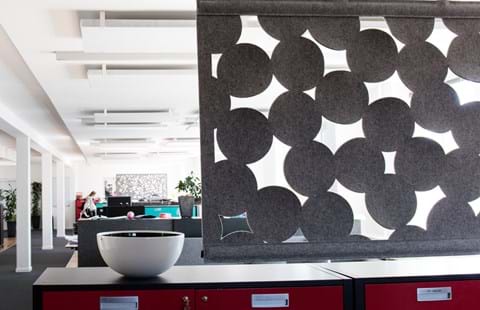 CoverSingle rumafskærmning i filt ophængt med wire