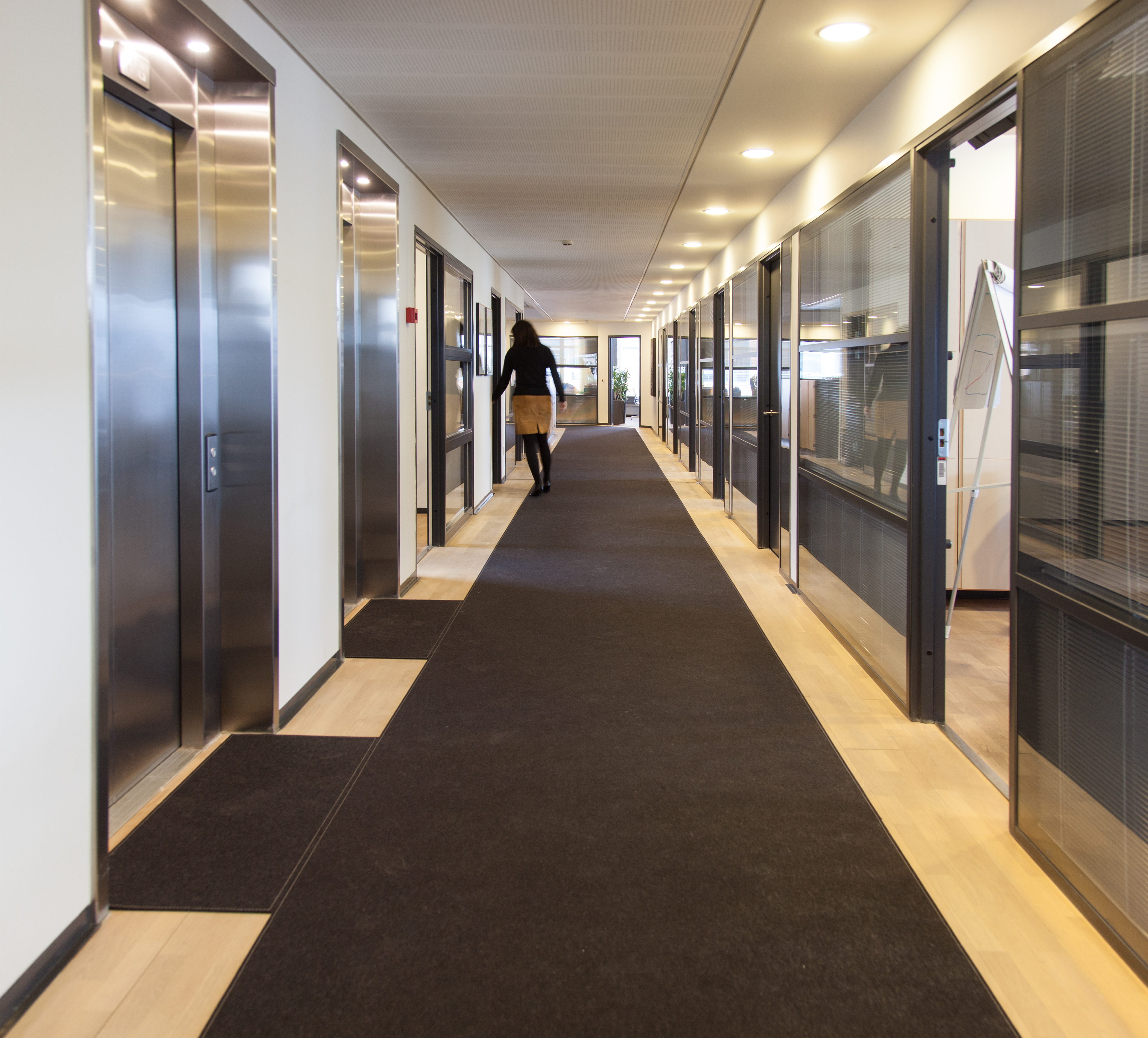 Løber i filt på lang gang