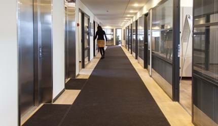 Løber i filt på lang gang