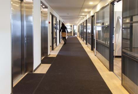 Løber i filt på lang gang