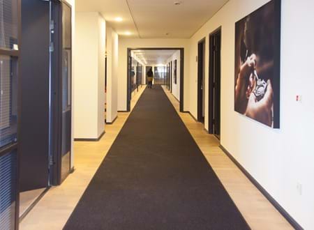 Løber i filt på lang gang