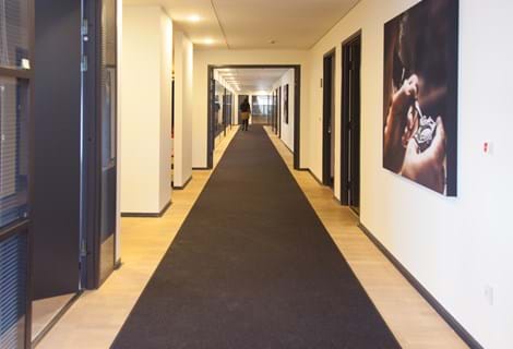 Løber i filt på lang gang