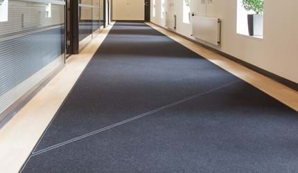 Løber i filt på lang gang