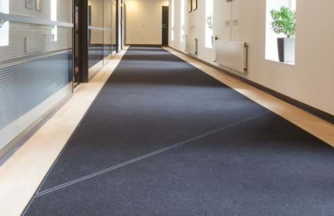 Løber i filt på lang gang