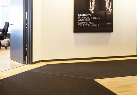 Løber i filt på lang gang