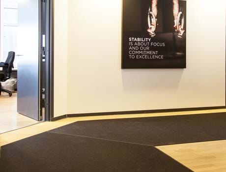 Løber i filt på lang gang