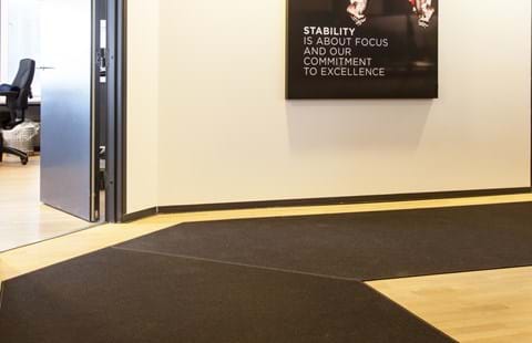 Løber i filt på lang gang