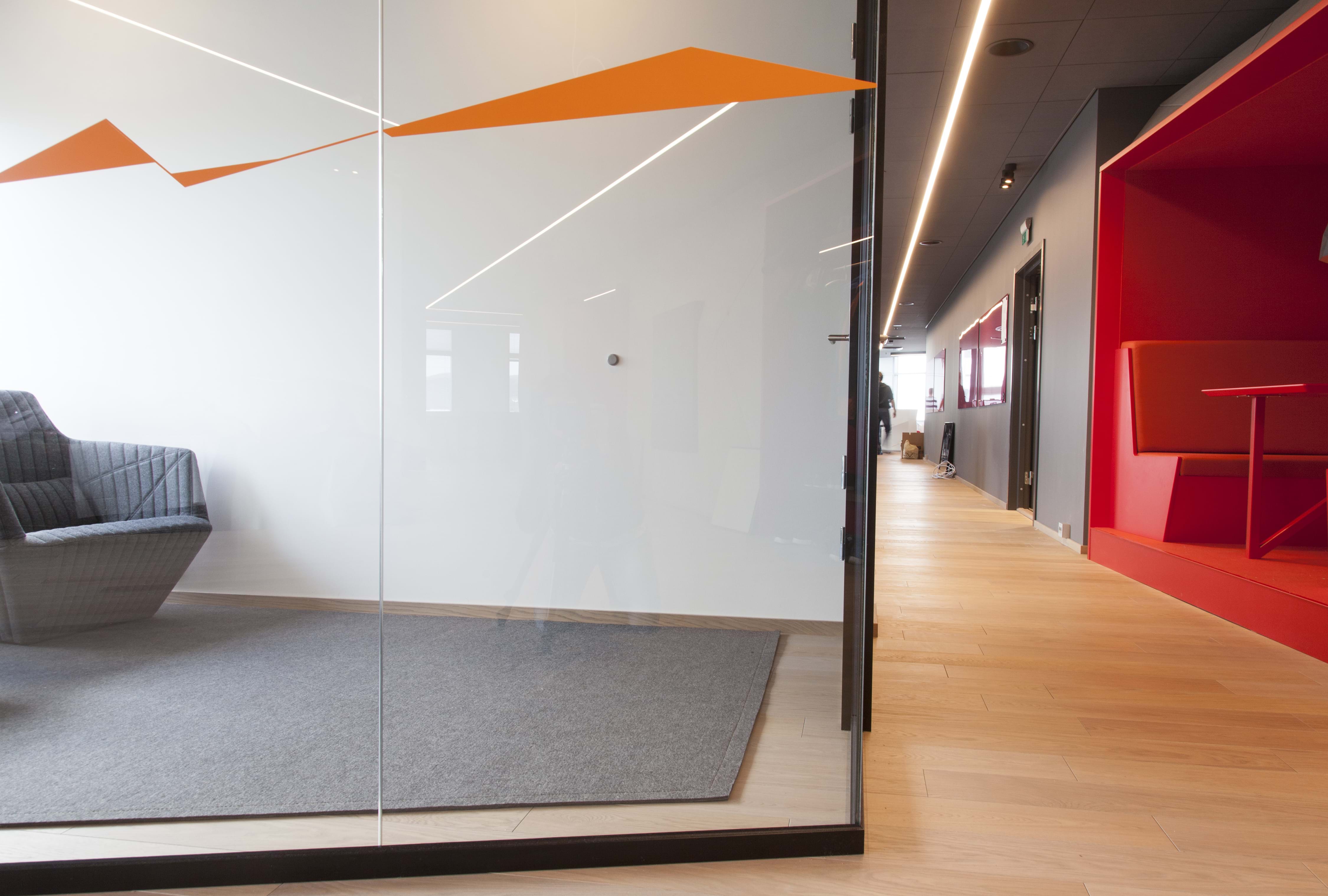 Wool felt rugs in special design in the meeting room reduce noise Haveindretning inspiration