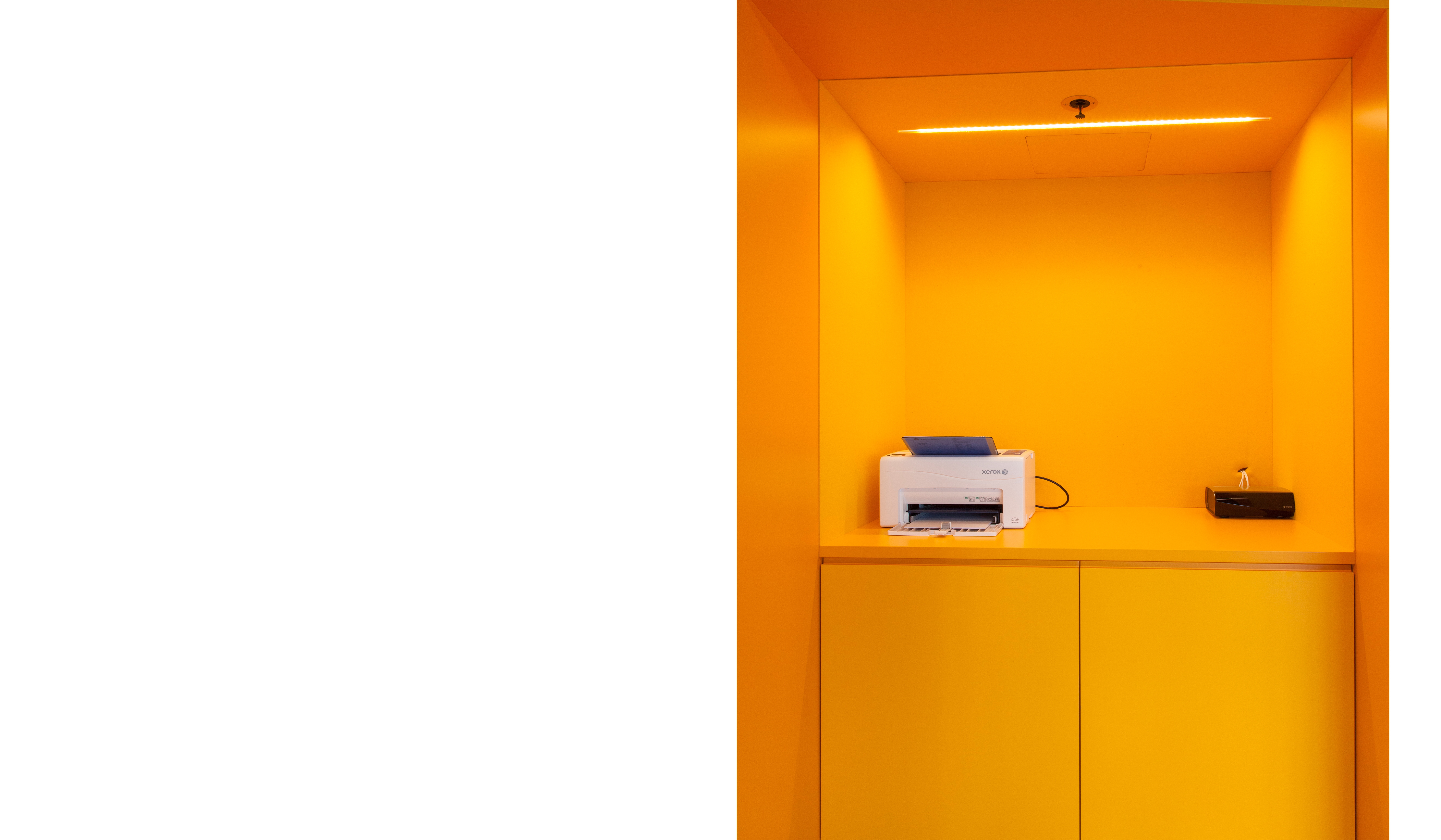 Power office_17-1, opklæbning af filt på væg