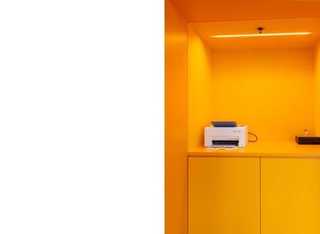 Power office_17-1, opklæbning af filt på væg