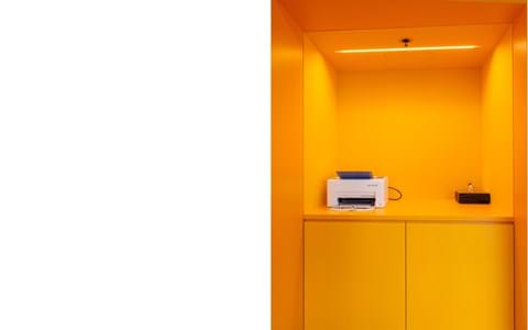 Power office_17-1, opklæbning af filt på væg