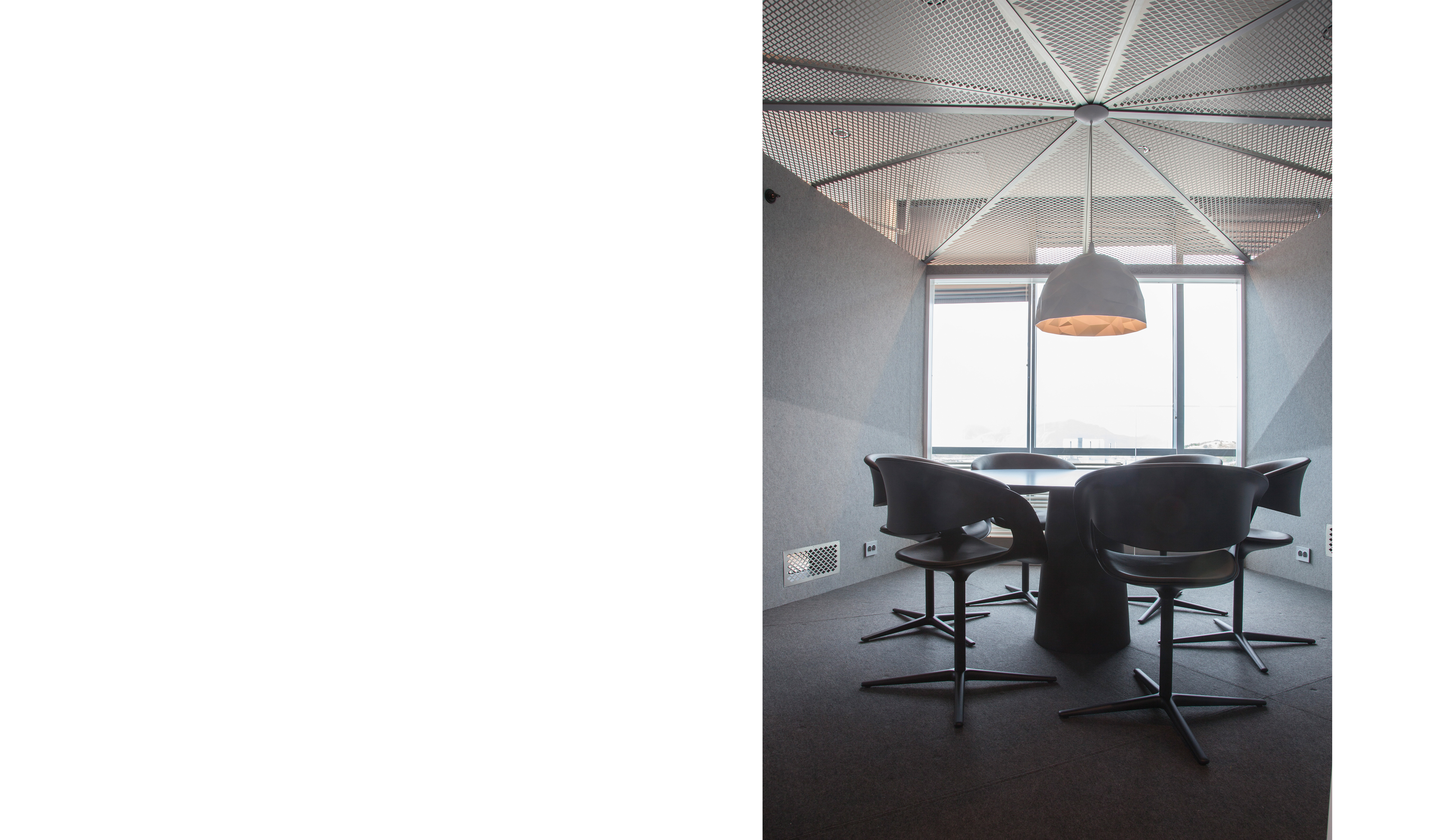 Power office_22-6, opklæbning af filt på væg