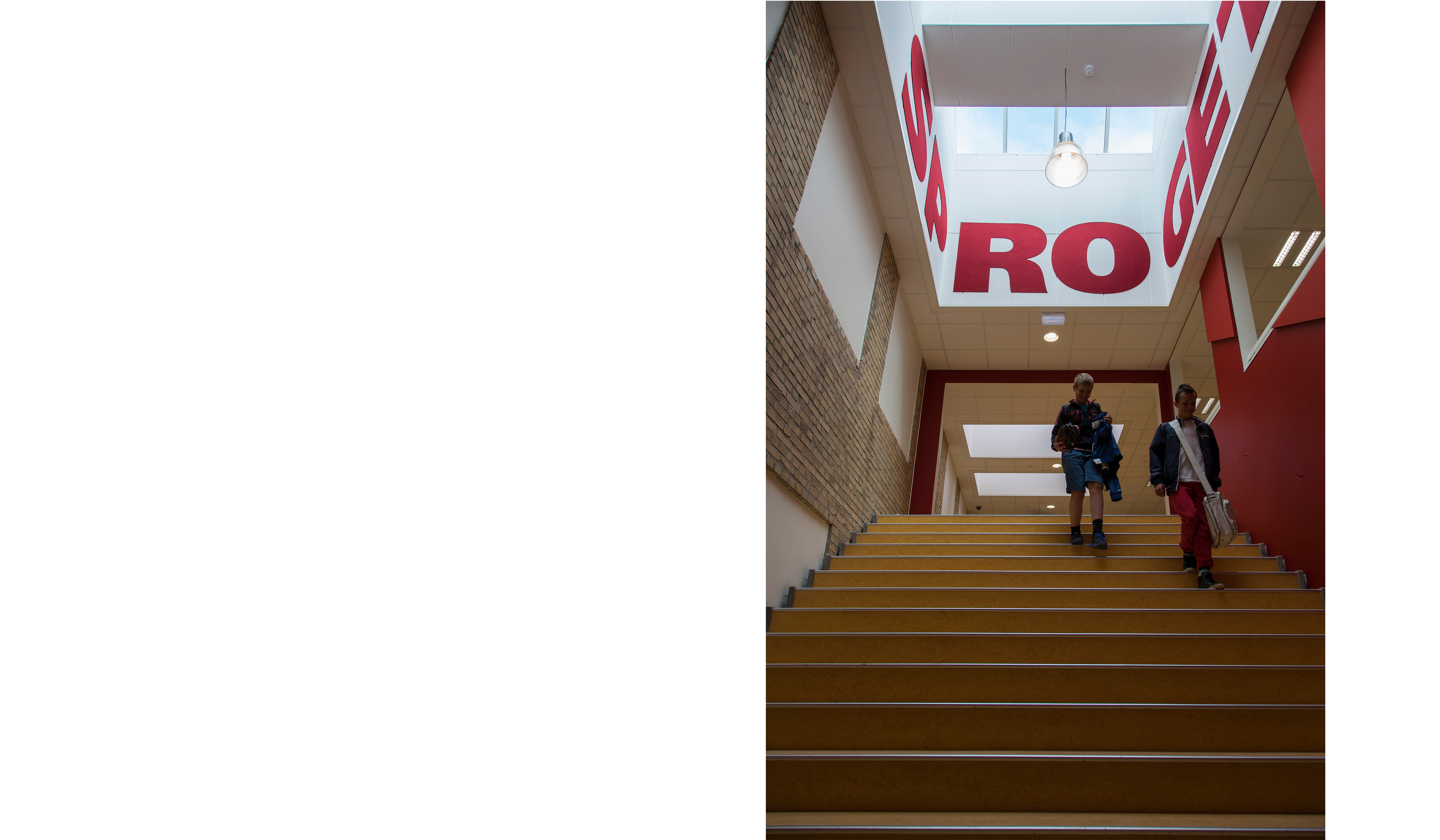 Røde bogstaver udskåret filt på væg