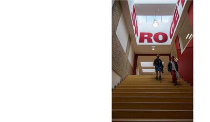 Røde bogstaver udskåret filt på væg