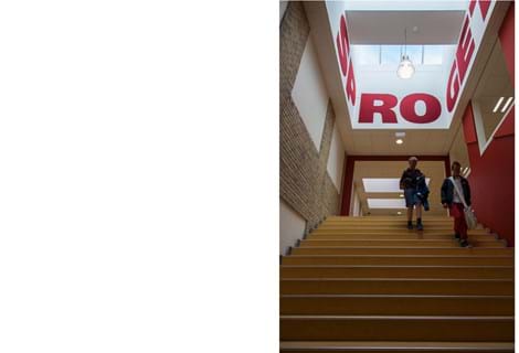 Røde bogstaver udskåret filt på væg