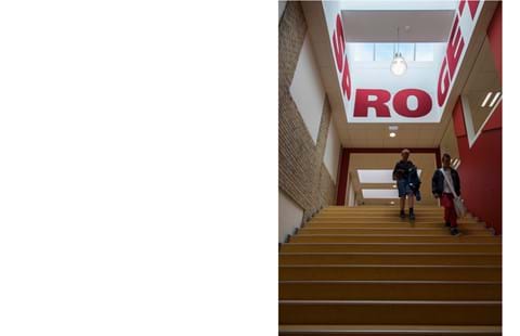 Røde bogstaver udskåret filt på væg