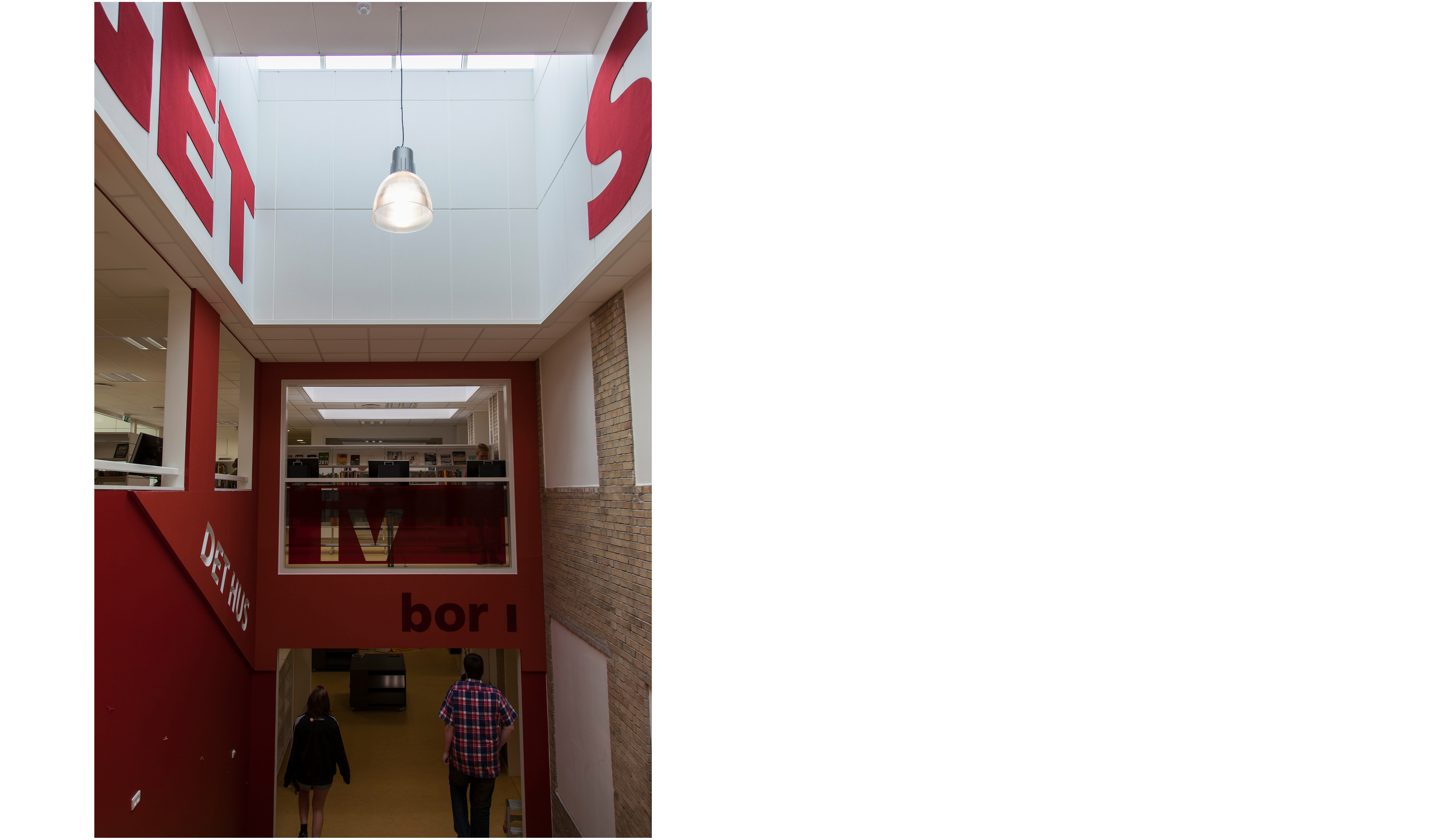 Røde bogstaver udskåret filt på væg