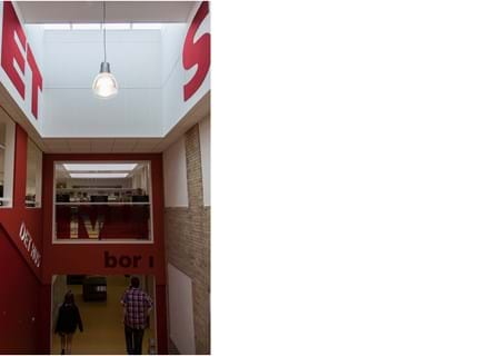 Røde bogstaver udskåret filt på væg