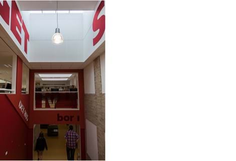 Røde bogstaver udskåret filt på væg