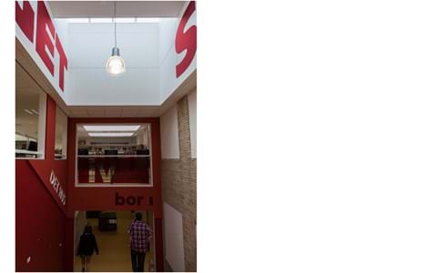 Røde bogstaver udskåret filt på væg