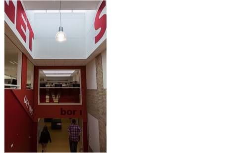 Røde bogstaver udskåret filt på væg