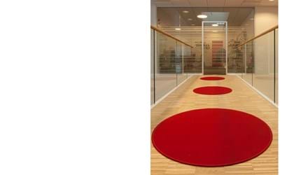 røde og runde filttæpper på gangbro