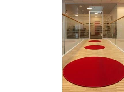 røde og runde filttæpper på gangbro