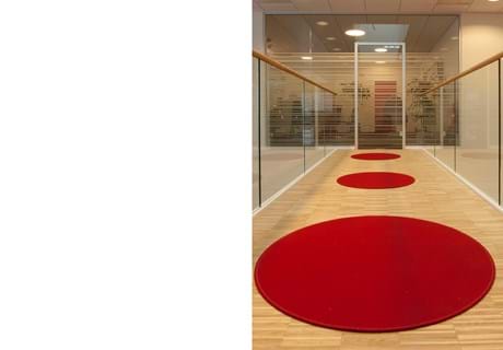 røde og runde filttæpper på gangbro