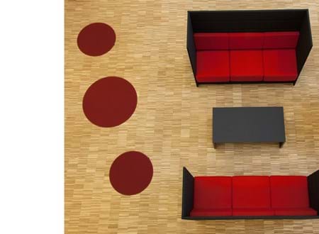 røde og runde filttæpper ved sofa