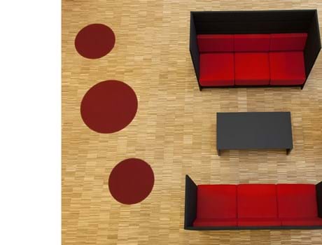 røde og runde filttæpper ved sofa