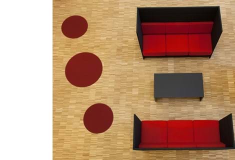 røde og runde filttæpper ved sofa