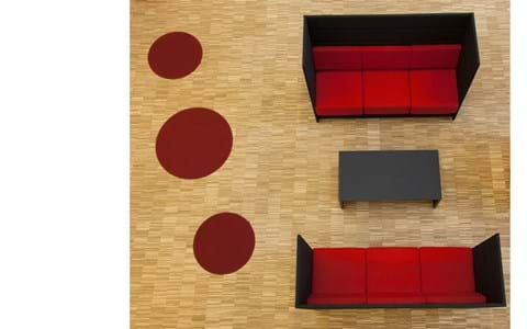 røde og runde filttæpper ved sofa